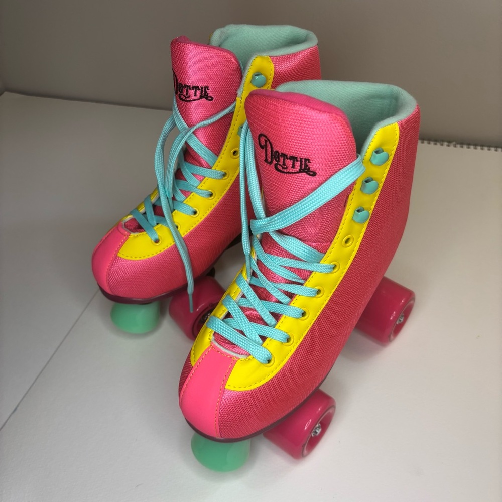 Lenexa Dottie Hibiscus Pink Roller Skates - Ladies Size 5 - CIB NIB Retro Quad